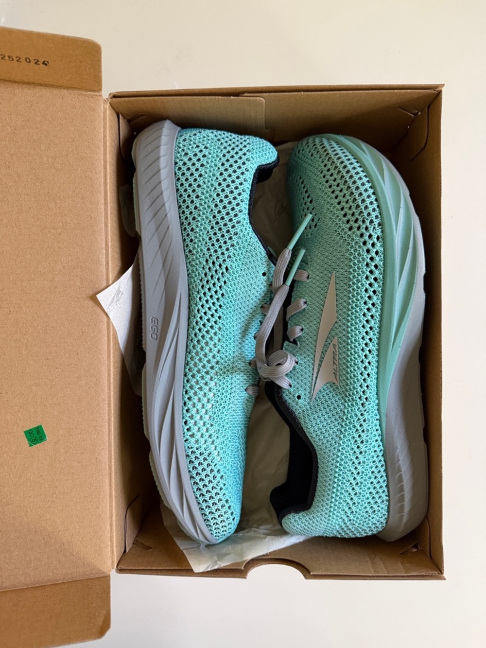 Altra Women's Escalante racer 2 9.5 brand new